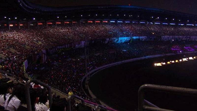 a Kpop group experiencing a black ocean