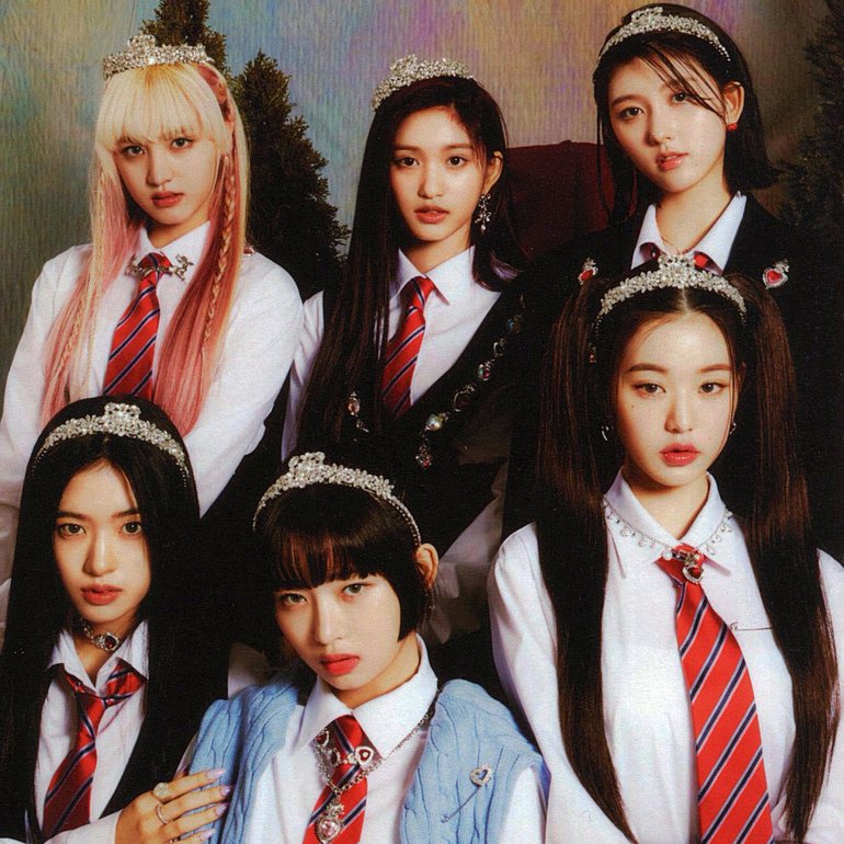 Kpop girl group Ive with a elegant and royal concept in photos for Love Dive