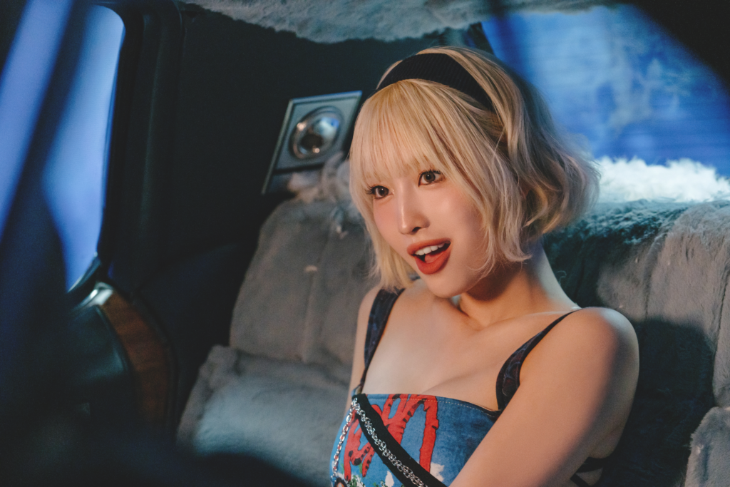 Momo Kpop idol from TWICE in a short blonde bob