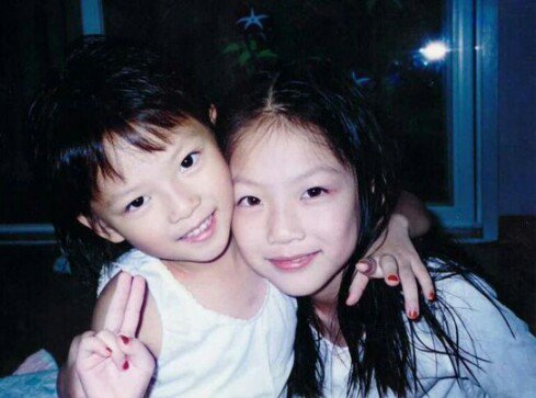 Jeongyeon and her sister as kids